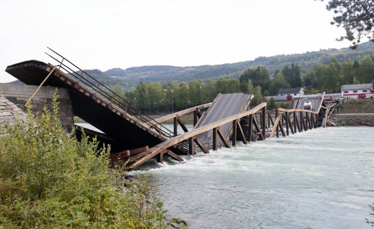 Zawalił się most. W momencie zdarzenia jechały nim dwa pojazdy