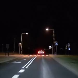 Absurdalna sytuacja na drodze! Kierowca nie wyrobił się na zakrętach.. dwa razy [WIDEO]