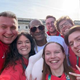 Pluszowy pieróg hitem igrzysk w Mediolanie. Snoop Dogg dostał prezent od Polaków