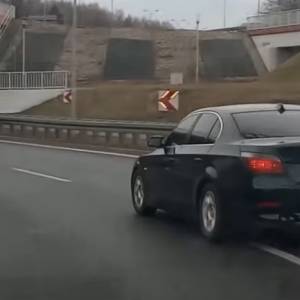 Kierowca bmw wyprzedzał prawym pasem, a chwilę później wpadł w poślizg! [WIDEO]