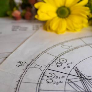 Retrogradacja Merkurego: Czas refleksji i zmian dla czterech znaków zodiaku