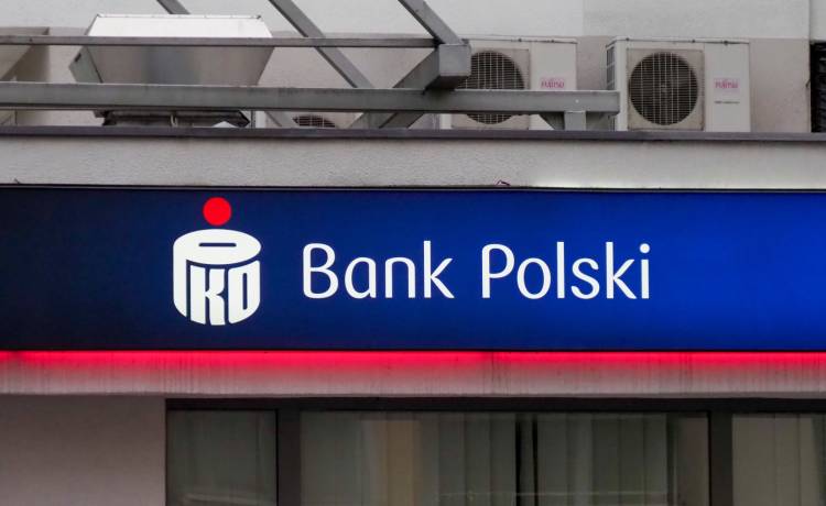 Pilny komunikat banku PKO BP, fot. Shutterstock