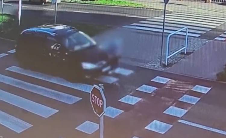 Samochód potrącił kobietę na przejściu. Siła była ogromna [DRASTYCZNE WIDEO]