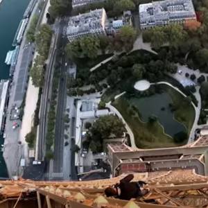 Polak wspiął się na szczyt wieży Eiffla. Bez zabezpieczeń [WIDEO]