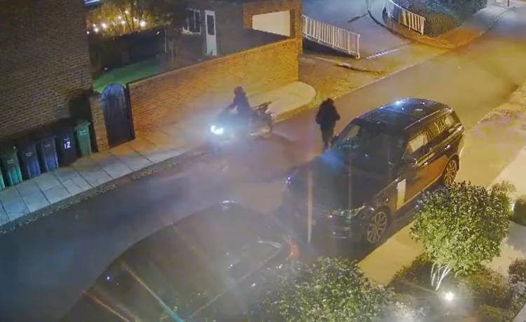 Samochód za 350 tysięcy złotych ukradziony w minutę. Złodziei nagrała kamera