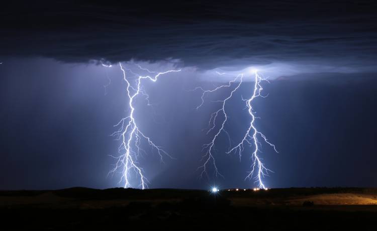 IMGW ostrzega osiem województw przed burzami, gradem i silnym wiatrem