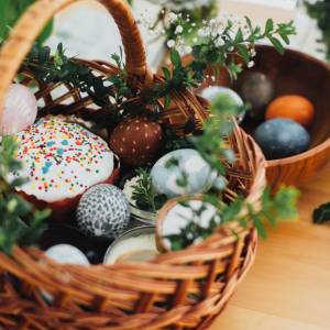 Co powinno znaleźć się w koszyczku wielkanocnym? Sprawdź znaczenie potraw! [LISTA]