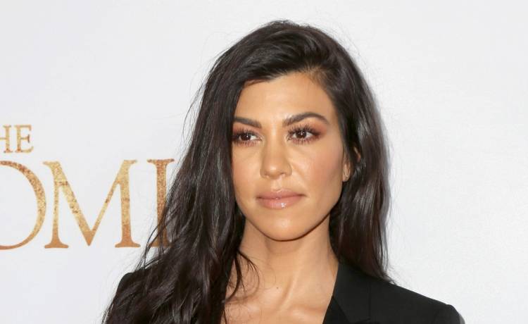 Kourtney Kardashian kusi w basenie. 43-latka pokazała się w bikini. "Śliczna" [FOTO]