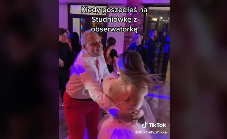 Tiktoker poszedł na studniówkę z fanką. Nagranie bije rekordy w internecie