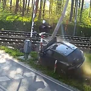 Z impetem wjechał w przejazd kolejowy. Zdemolował rogatki i sygnalizację świetlną [WIDEO]