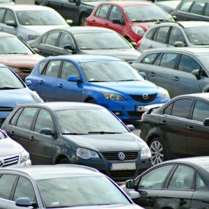 Jak zdjąć nalepkę z przedniej szyby auta? Jest na to prosty sposób