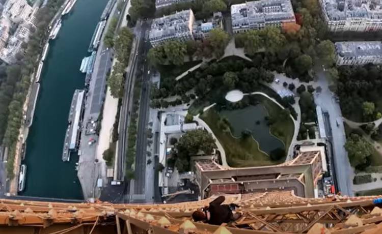 Polak wspiął się na szczyt wieży Eiffla. Bez zabezpieczeń [WIDEO]