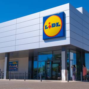 Nietypowy widok przed Lidlem! Zdjęcie luksusowego auta robi furorę w sieci 