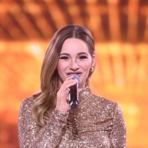 Ewelina Lisowska pokazała się w czarującej kreacji. Jej dekolt przyciąga całą uwagę... [FOTO]