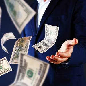 Przez samochodowe okno wyrzucił fortunę, by "pobłogosławić innych"