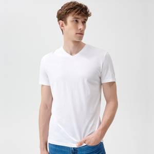 Jaki T-shirt powinien wybrać modny mężczyzna?