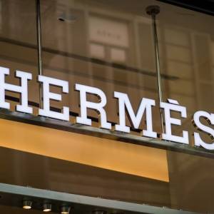  Jan Bajtlik, polski artysta, który zaprojektował chustę dla domu mody Hermès!                                                            