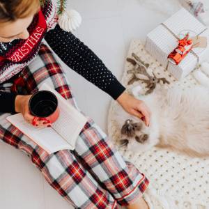 Bielizna świąteczna i piżamy na Boże Narodzenie 2025 – jak stworzyć wyjątkowy klimat w domowym zaciszu?
