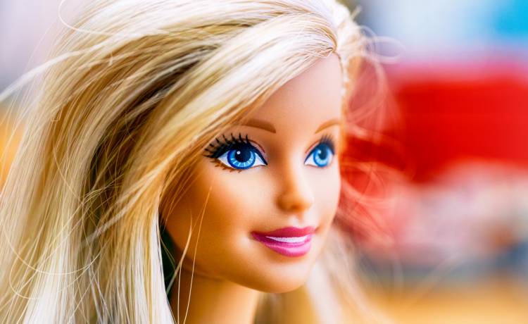 Mattel wyprodukował lalki Barbie z wypadającymi włosami i bielactwem