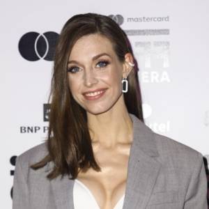 Julia Kamińska zniewala. Zsuwający się szlafrok odsłania nagie ciało aktorki [FOTO]