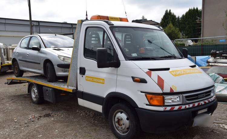 Ukradł 12 samochodów. Wywoził je na lawecie. Wartość skradzionych pojazdów wynosi ok. 70 tys. zł