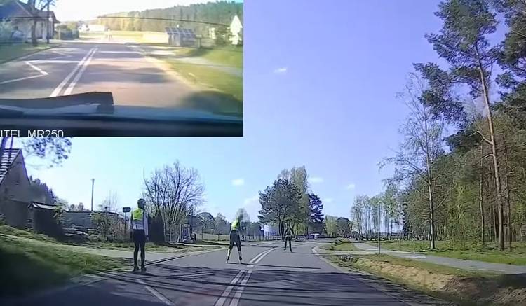 Rolkarze zaczęli wyprzedzać samochód na rondzie z obu stron. Nagranie trafiło do sieci! [WIDEO]