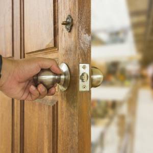 Zapukał do drzwi zakonnicy, by okraść ją metodą "na litość". Trafił w ręce policji szybciej niż się spodziewał...