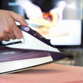 Oglądasz serial i sprzątasz jednocześnie? Sprawdź, co to mówi o twojej psychice