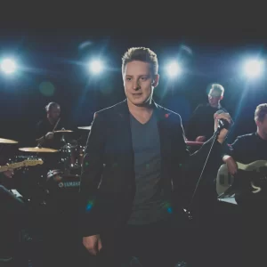 Antek Smykiewicz z nowym hitem „Most”! Trasa promocyjna już ruszyła!