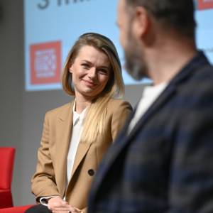 Emilia Komarnicka skąpana w kroplach deszczu... Zmysłowy kadr z ukochanym robi wrażenie! "Ależ piękne zdjęcie..."