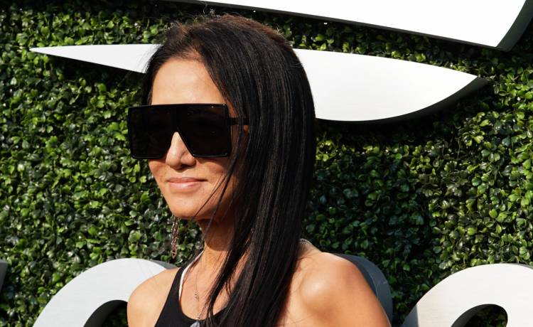 Vera Wang ma 74 lata i nie wstydzi się ciała. Legendarna projektantka zaskoczyła kreacją [FOTO]