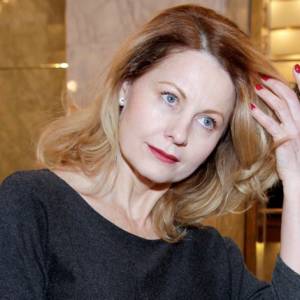 Ewa Skibińska zachwyca na zdjęciach z wakacji. Zapozowała ubrana w samą chustę