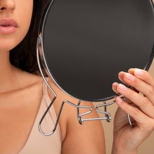 60-latka przestała się uśmiechać, gdy była nastolatką. Nie uwierzysz, jak dziś wygląda!