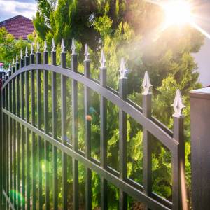 Włodawa: Zawisł na bramie, bo chciał przejść przez ogrodzenie do nieswojego domku!