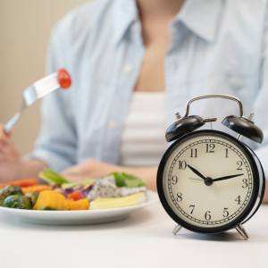 Jesz o tej godzinie śniadanie? To może zwiększyć poziom hormonu stresu. Ekspert wyjaśnia