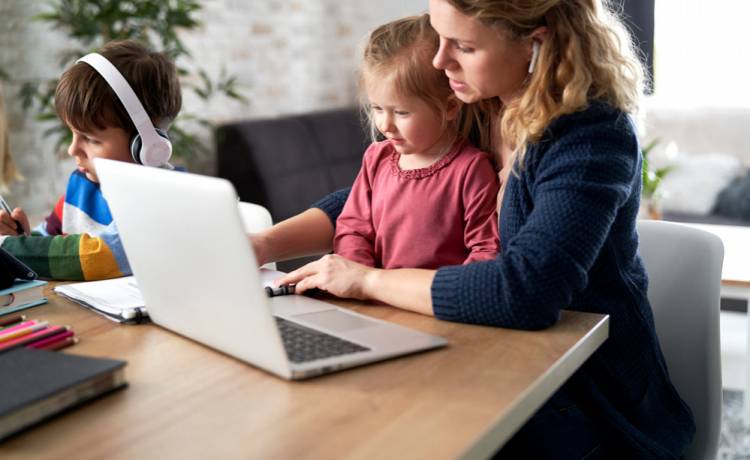 1600 zł na dziecko w sierpniu. Kto może liczyć na podwójną wypłatę 800 plus?, fot. Shutterstock