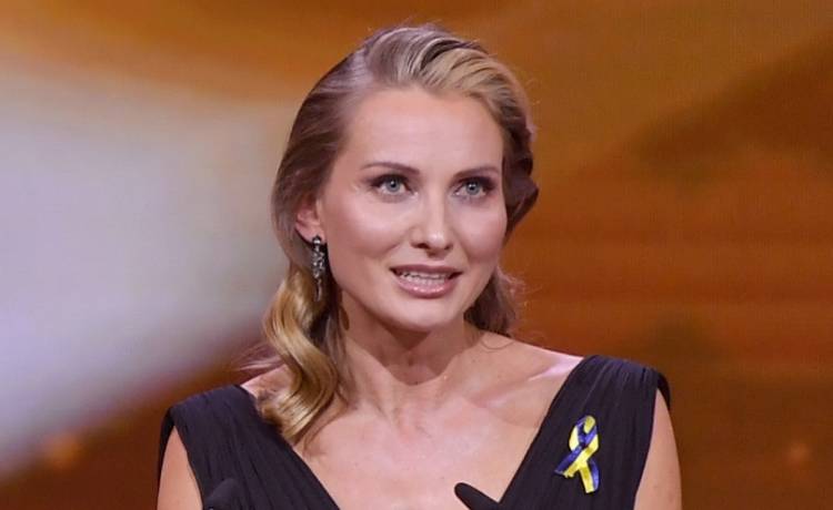 Roznegliżowana Joanna Moro na nowym nagraniu. Z humorem nawiązała do świąt [WIDEO]