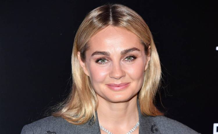 Dyskusja pod nowym zdjęciem Małgorzaty Sochy. Trzyma transparent „Nie mam macicy”