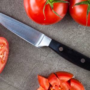 Jak prawidłowo kroić pomidora? Nie wszycy wiedzą, jak to robić! 