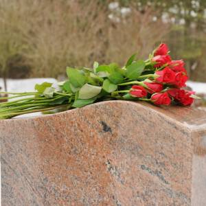 Grób znanej polskiej aktorki okradziony! Zniknęła metalowa rzeźba                                                                  