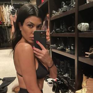 Kourtney Kardashian w samej koronce! Celebrytka wie, jak rozpalić zmysły internautów! [FOTO]