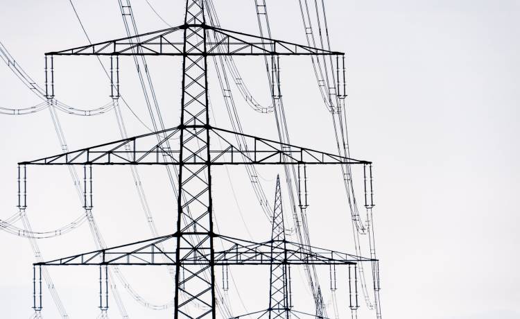 Wszedł na słup wysokiego napięcia by zaimponować dziewczynie. Poraził go prąd, prawie doszło do tragedii