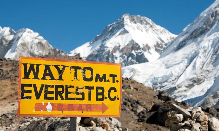 Kolejka na niemal 300 osób w "strefie śmierci" na szczyt Mount Everest. Dwoje wspinaczy nie żyje