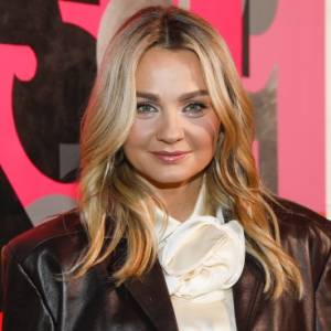 Małgorzata Socha w kreacji z głębokim dekoltem. Tak aktorka powitała wiosnę! [ZDJĘCIE]