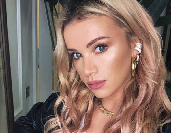 Maffashion w ciemnych, krótkich włosach. Blogerka przeszła sporą metamorfozę. "Naturalnie i młodo" - oceniają fani.