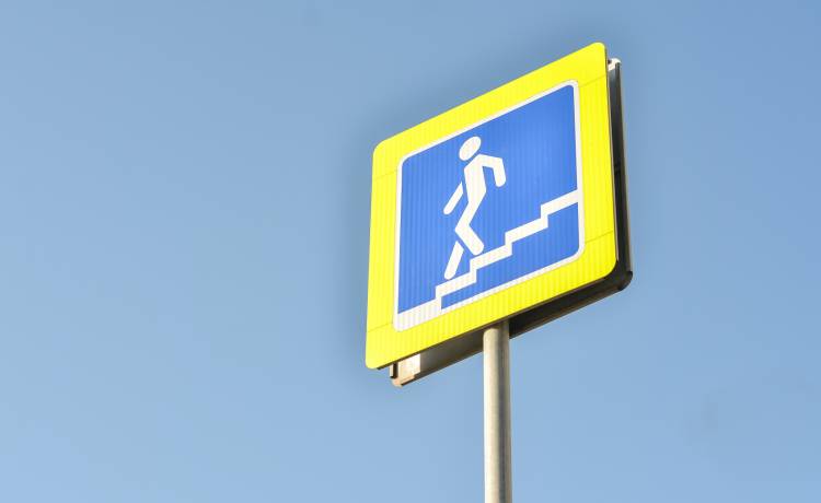 33-latka zjechała autem do przejścia podziemnego. Zatrzymała się na barierkach bokiem