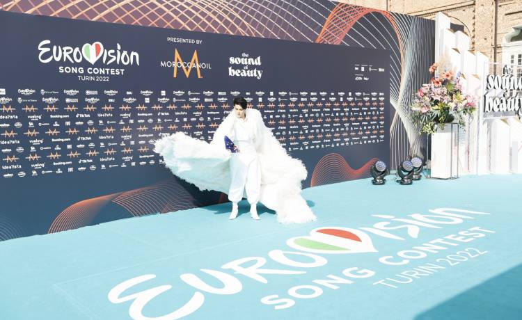 Eurowizja 2022. Reprezentant Australii w niezwykłym stroju z kryształów i piór wystąpi już jutro!