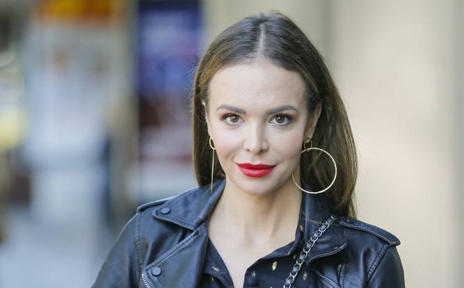 Anna Wendzikowska pozuje w kusym body na rurze. "Kobieta rakieta"                          