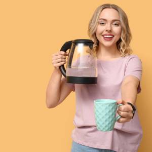 Picie gorącej wody pomaga schudnąć? Specjalistki wyjaśniają: „może to...”