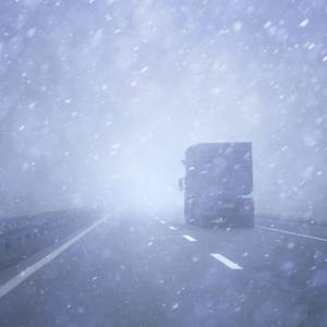 Porywy wiatru do 100 km/h, zawieje i zamiecie śnieżne. To będzie niespokojna noc!